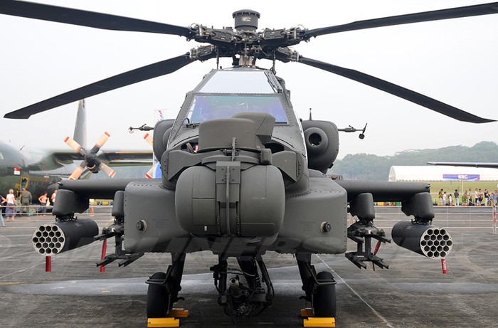“Danh hiệu” trực thăng tấn công hiện đại nhất, mạnh nhất khu vực Đông Nam Á thuộc về AH-64D Apache của Không quân Singapore. AH-64D không chỉ có hỏa lực vượt trội hơn Mi-24/35, AH-1 mà còn có hệ thống điện tử tinh vi hơn rất nhiều.